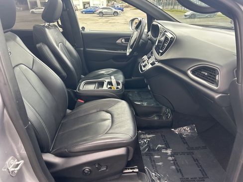 Used 2020 Chrysler Pacifica Touring-L w/ Advanced Safetytec Group image 17