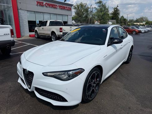 Used 2022 Alfa Romeo Giulia Veloce AWD/4WD image 1