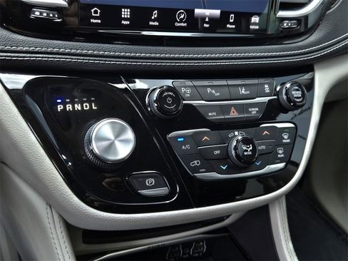 Used 2022 Chrysler Pacifica Limited w/ Uconnect Theater Family Group image 23