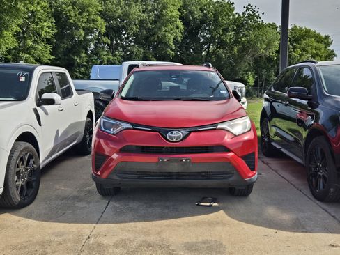 Used 2017 Toyota RAV4 LE FWD image 2