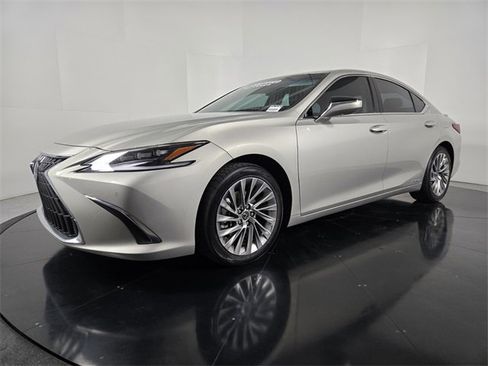 Certified 2022 Lexus ES 300h w/ Luxury Package image 2