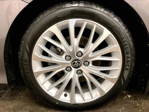 Used 2020 Toyota Camry XLE w/ Sunroof Package image 9