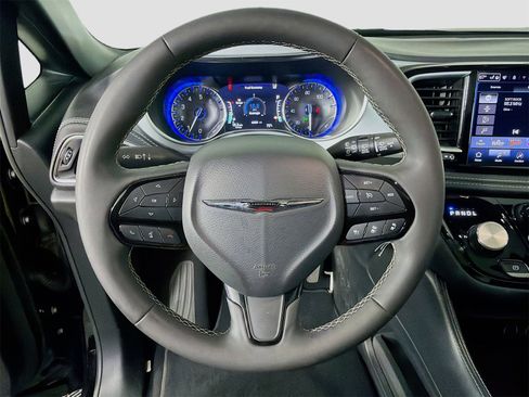 Used 2025 Chrysler Pacifica Limited image 13