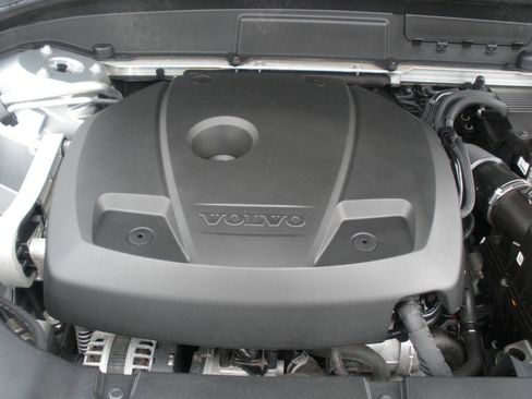 Used 2018 Volvo XC60 T5 Momentum AWD/4WD image 14