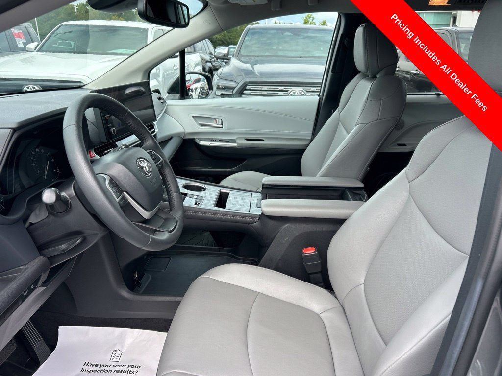 Used 2026 Toyota Sienna XLE FWD image 2