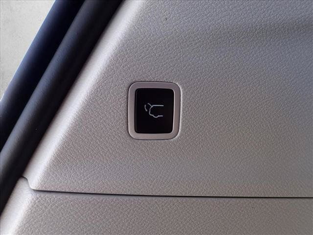 Used 2024 Chrysler Pacifica Touring-L FWD image 9