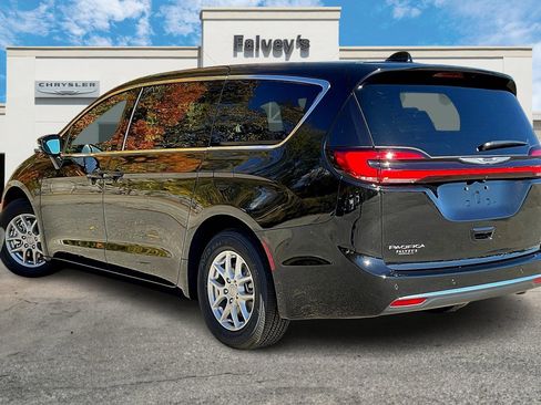 New 2026 Chrysler Pacifica Select image 3