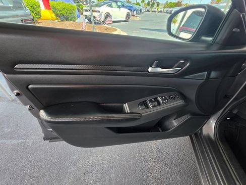 Used 2025 Nissan Altima 2.5 SV FWD image 11