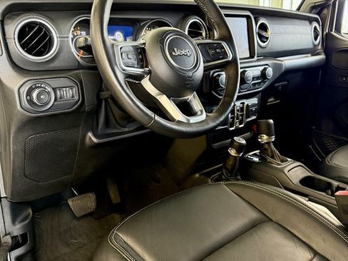 Used 2018 Jeep Wrangler Unlimited Sahara AWD/4WD image 13