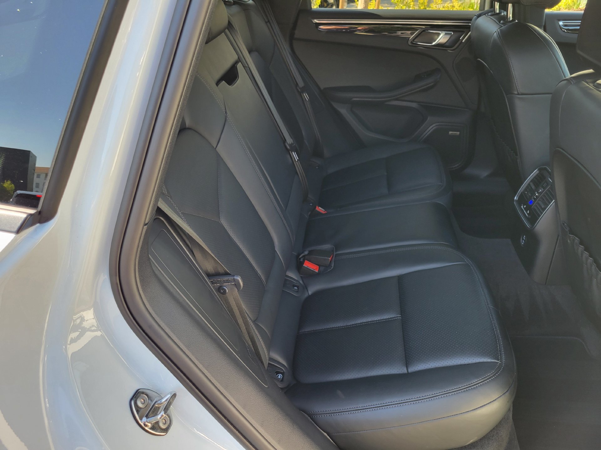 Used 2026 Porsche Macan AWD/4WD image 30
