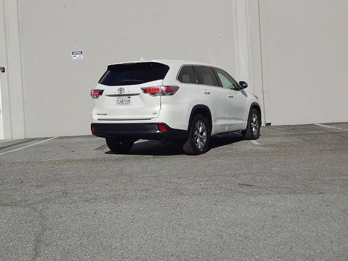 Used 2015 Toyota Highlander Plus FWD image 3