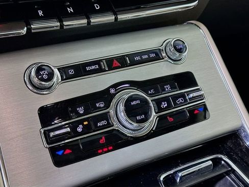 Used 2022 Lincoln Aviator AWD w/ Premium Package image 17