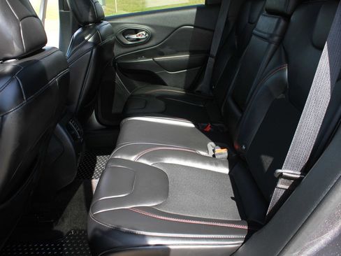 Used 2019 Jeep Cherokee Trailhawk w/ Comfort/Convenience Group AWD/4WD image 31