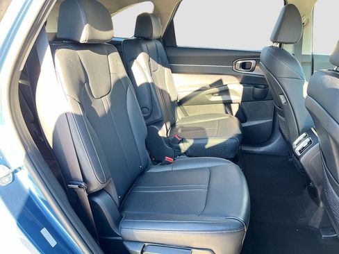 Certified 2025 Kia Sorento EX image 27