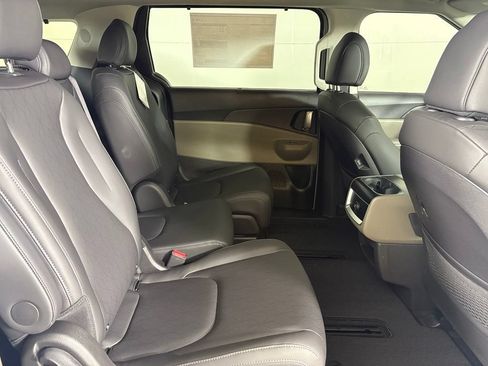 New 2026 Kia Carnival EX FWD image 15