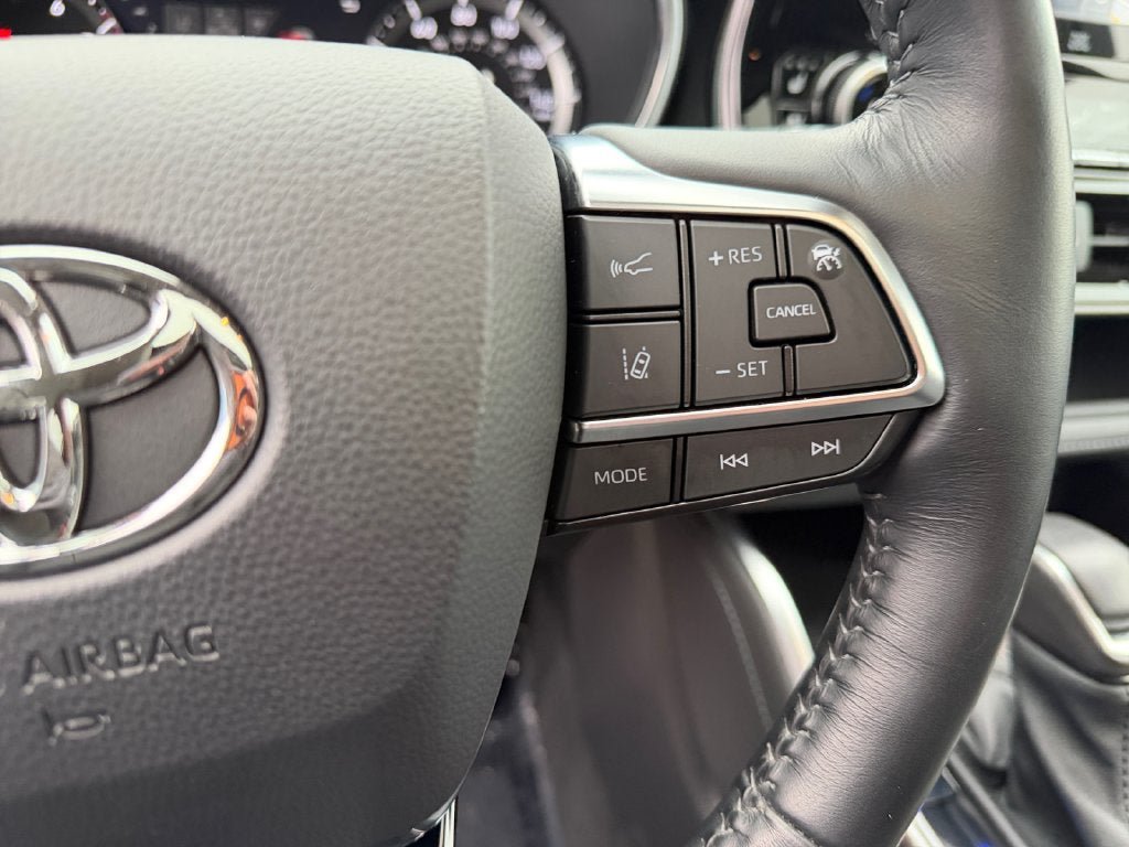 Used 2021 Toyota Highlander Limited AWD/4WD image 16
