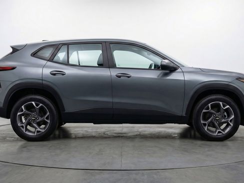 Used 2025 Chevrolet Trax LT w/ LT Convenience Package FWD image 11