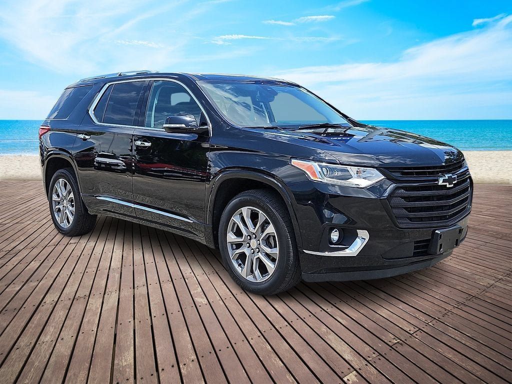 Certified 2019 Chevrolet Traverse Premier w/ LPO, Blackout Package FWD image 3