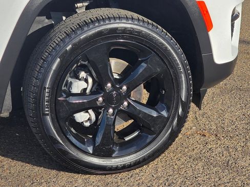 Used 2024 Jeep Grand Cherokee Limited w/ Black Appearance Package image 32