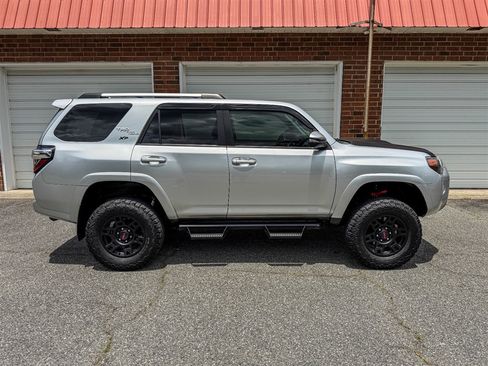 Used 2018 Toyota 4Runner TRD Off-Road Premium AWD/4WD image 33