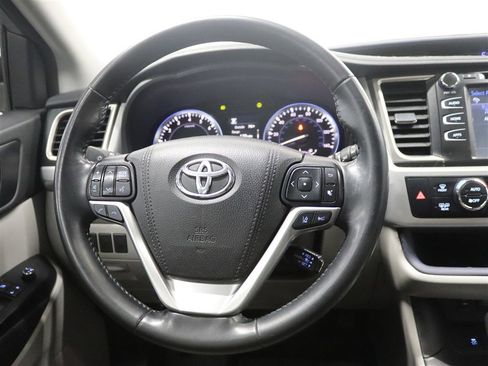 Used 2018 Toyota Highlander XLE AWD/4WD image 26