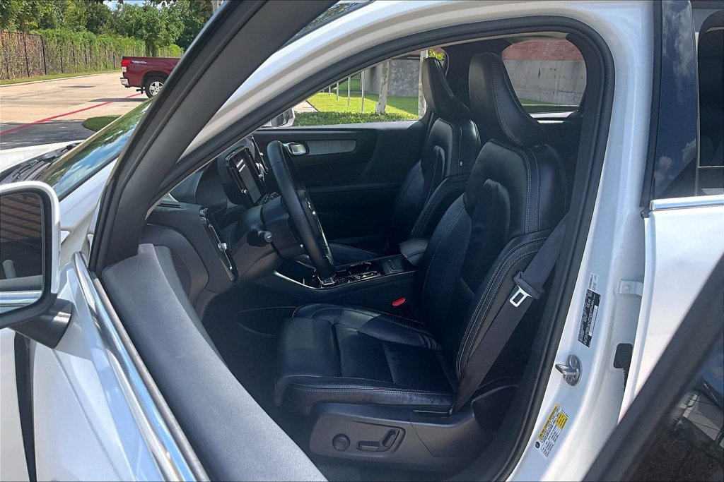 Used 2023 Volvo XC40 B5 Plus AWD/4WD image 33