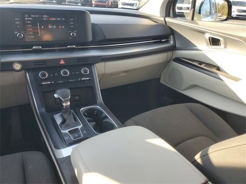 Used 2023 Kia Carnival LX image 12