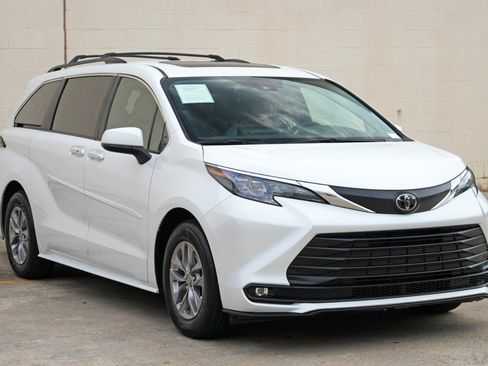 Used 2026 Toyota Sienna XLE FWD image 58