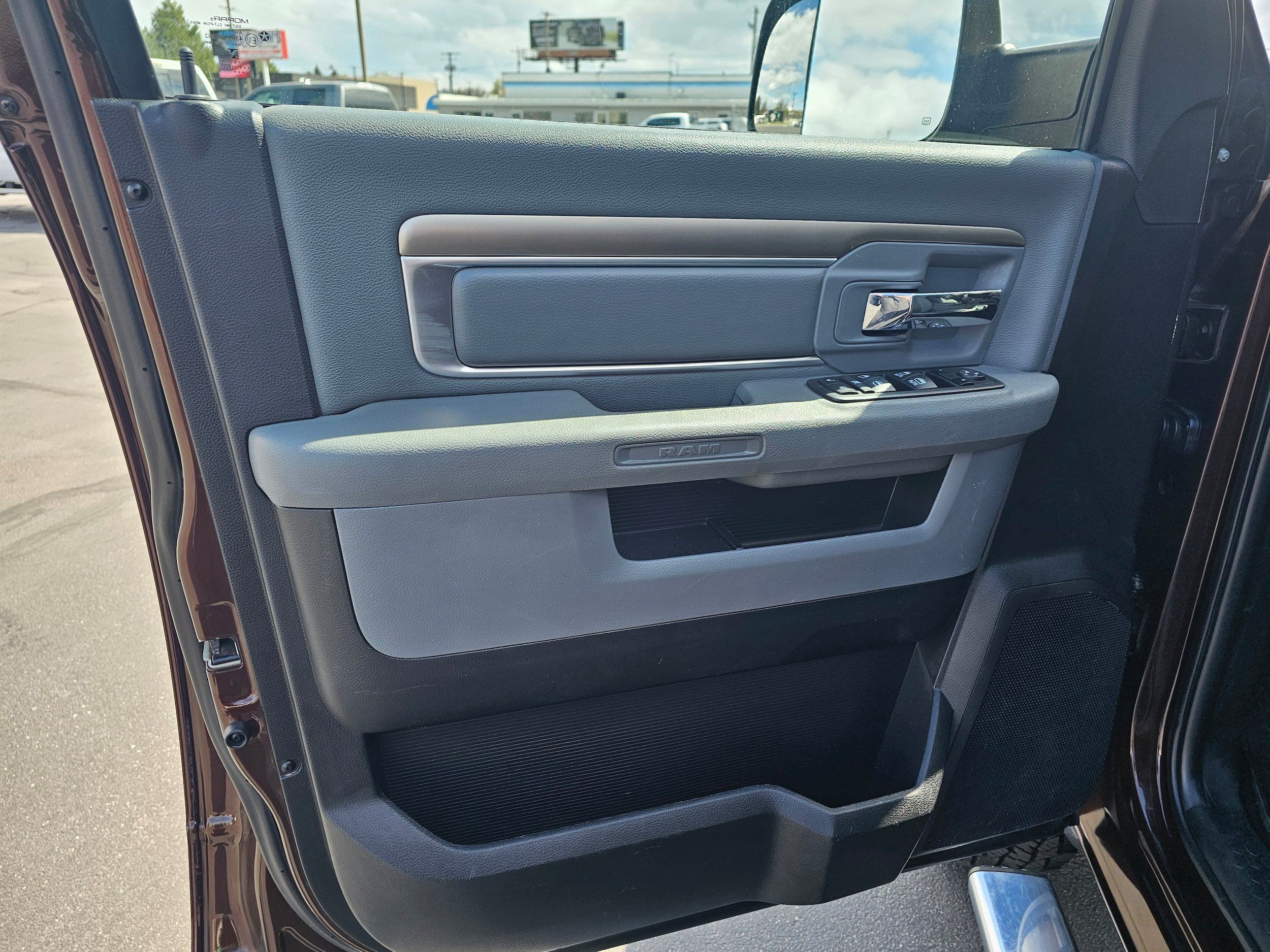 Used 2014 RAM 3500 SLT AWD/4WD image 9