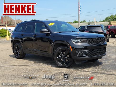 Used 2025 Jeep Grand Cherokee Altitude AWD/4WD image 1