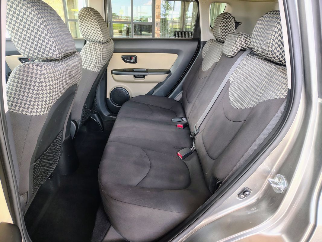 Used 2011 Kia Soul ! FWD image 16