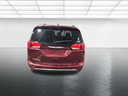 Used 2020 Chrysler Pacifica Touring-L FWD image 6