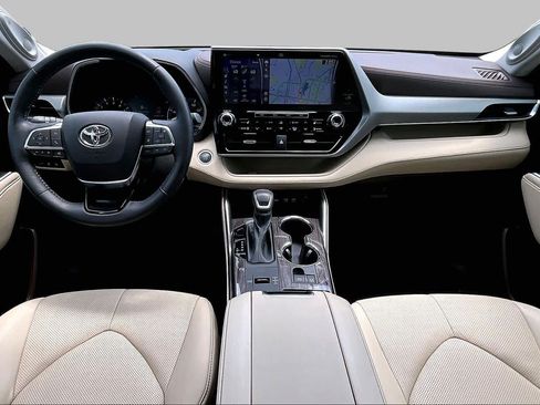 Used 2021 Toyota Highlander Platinum FWD image 16