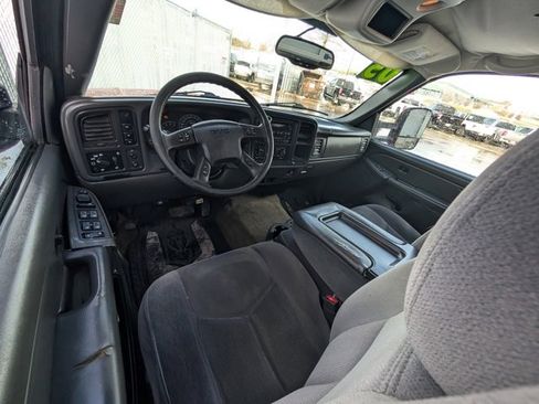 Used 2005 GMC Sierra 2500 SLE w/ Skid Plate Package image 4