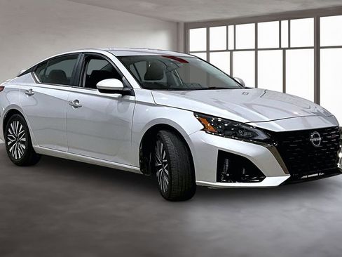 Used 2024 Nissan Altima 2.5 SV FWD image 12