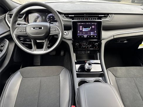New 2025 Jeep Grand Cherokee Altitude image 5