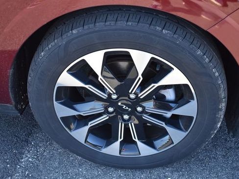 Used 2023 Kia Carnival EX image 11