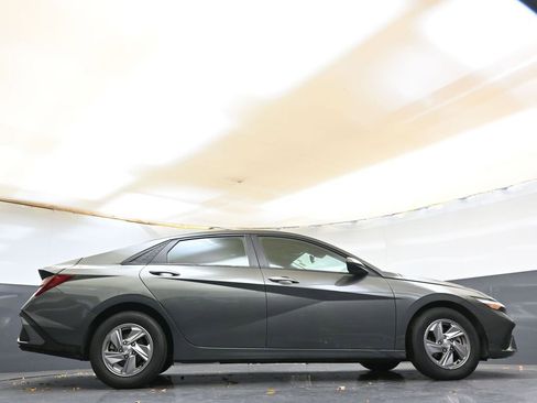 Certified 2025 Hyundai Elantra SE image 42