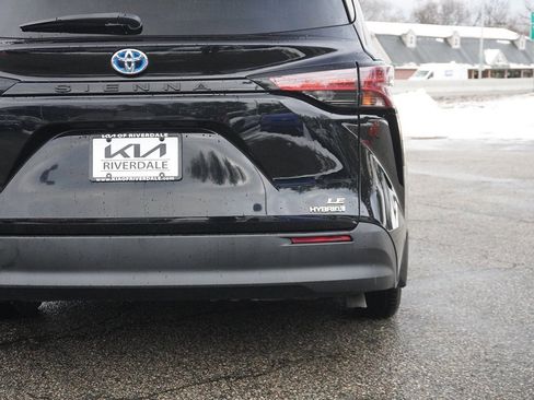 Used 2021 Toyota Sienna LE image 15