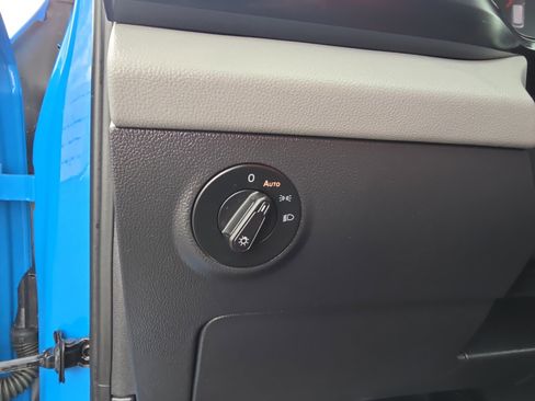 Used 2022 Volkswagen Taos SE w/ Panoramic Sunroof Package image 24