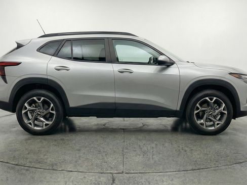 Used 2025 Chevrolet Trax LT image 11