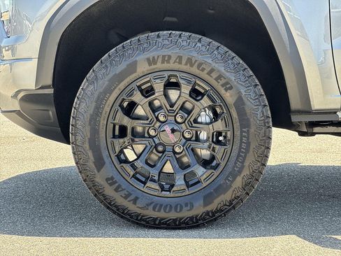 New 2026 GMC Canyon Elevation w/ LPO, Black Badging Package RWD image 28