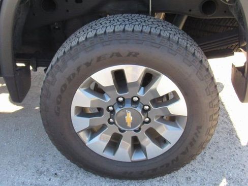 Used 2024 Chevrolet Silverado 2500 Custom w/ Custom Value Package image 8