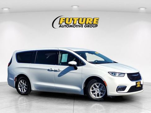 Used 2023 Chrysler Pacifica Touring-L FWD image 3