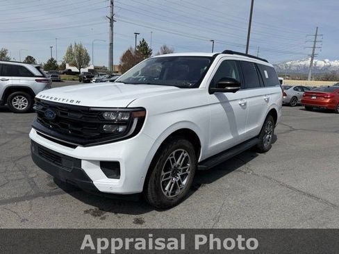 Used 2025 Ford Expedition Active image 2