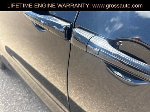 Used 2025 Chrysler Pacifica Limited FWD image 11