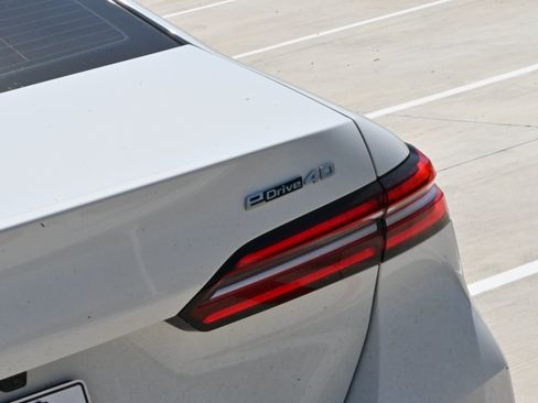 Used 2025 BMW i5 eDrive40i w/ Executive Package RWD image 37