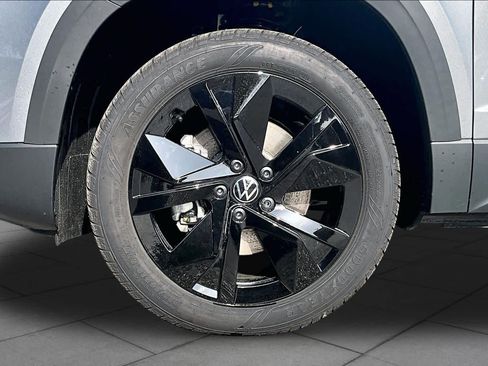 New 2026 Volkswagen Taos SE FWD image 11