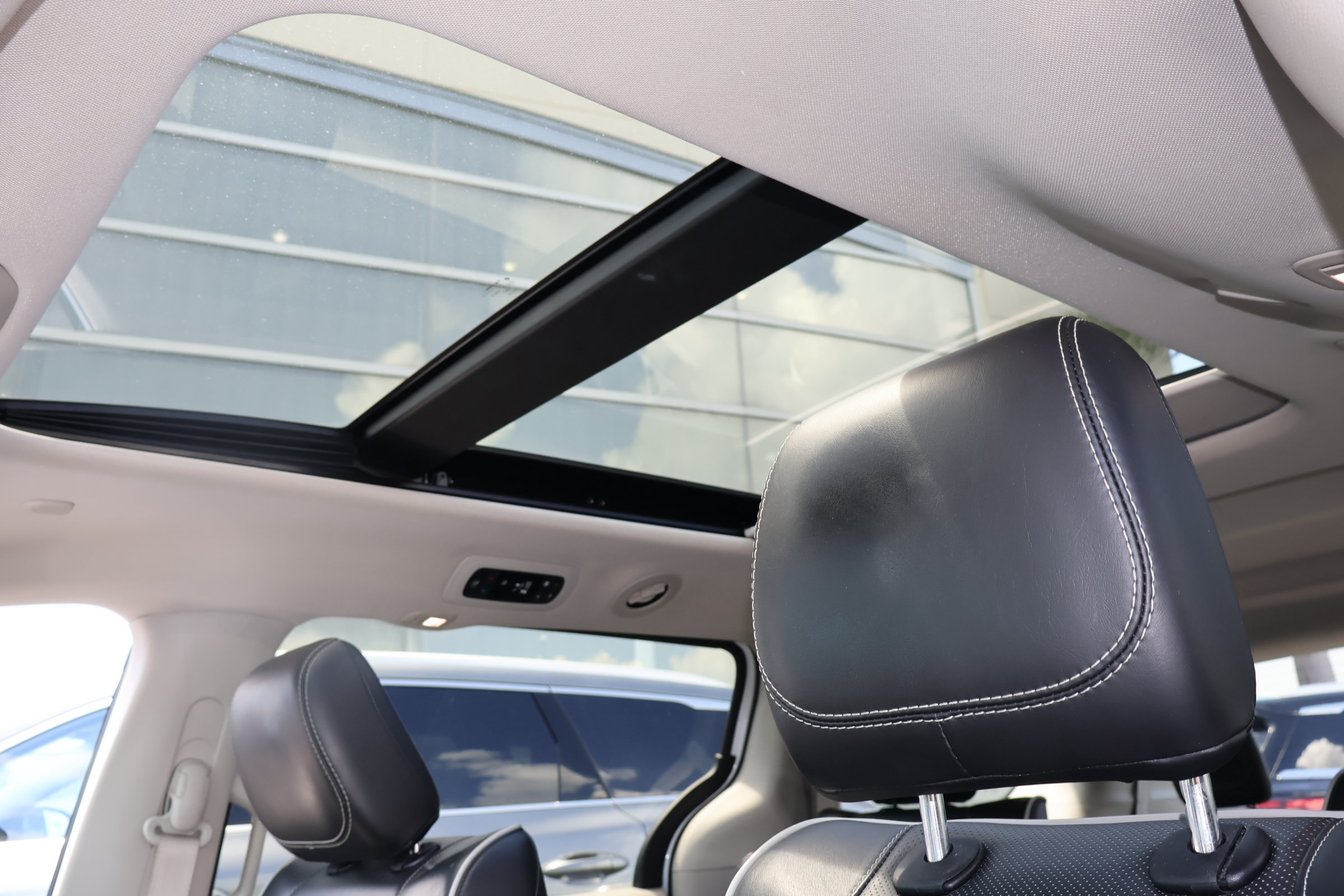 Used 2023 Chrysler Pacifica Limited FWD image 5