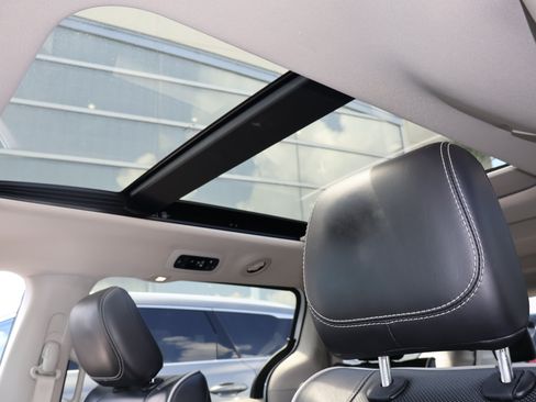 Used 2023 Chrysler Pacifica Limited FWD image 5